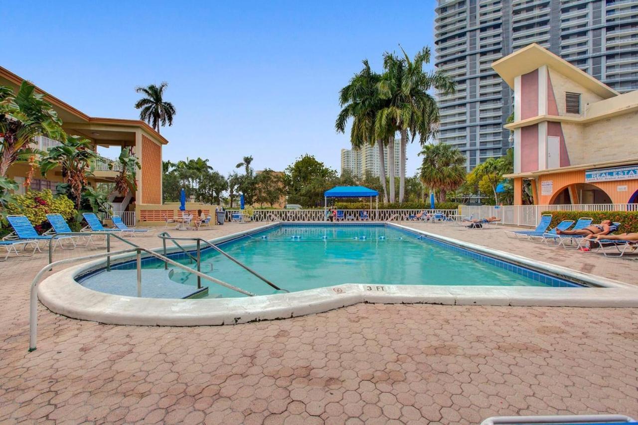 Private Hallandale Beach Studio Wbath Walking Distance To The Beach Pool Free Parking Kültér fotó