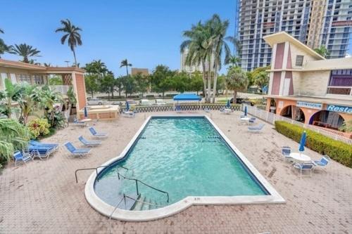 Private Hallandale Beach Studio Wbath Walking Distance To The Beach Pool Free Parking Kültér fotó